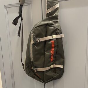 Patagonia Atom 8L Dark Gray Sling Bag—Great Size!! Hiking—Sports—Great Cond!